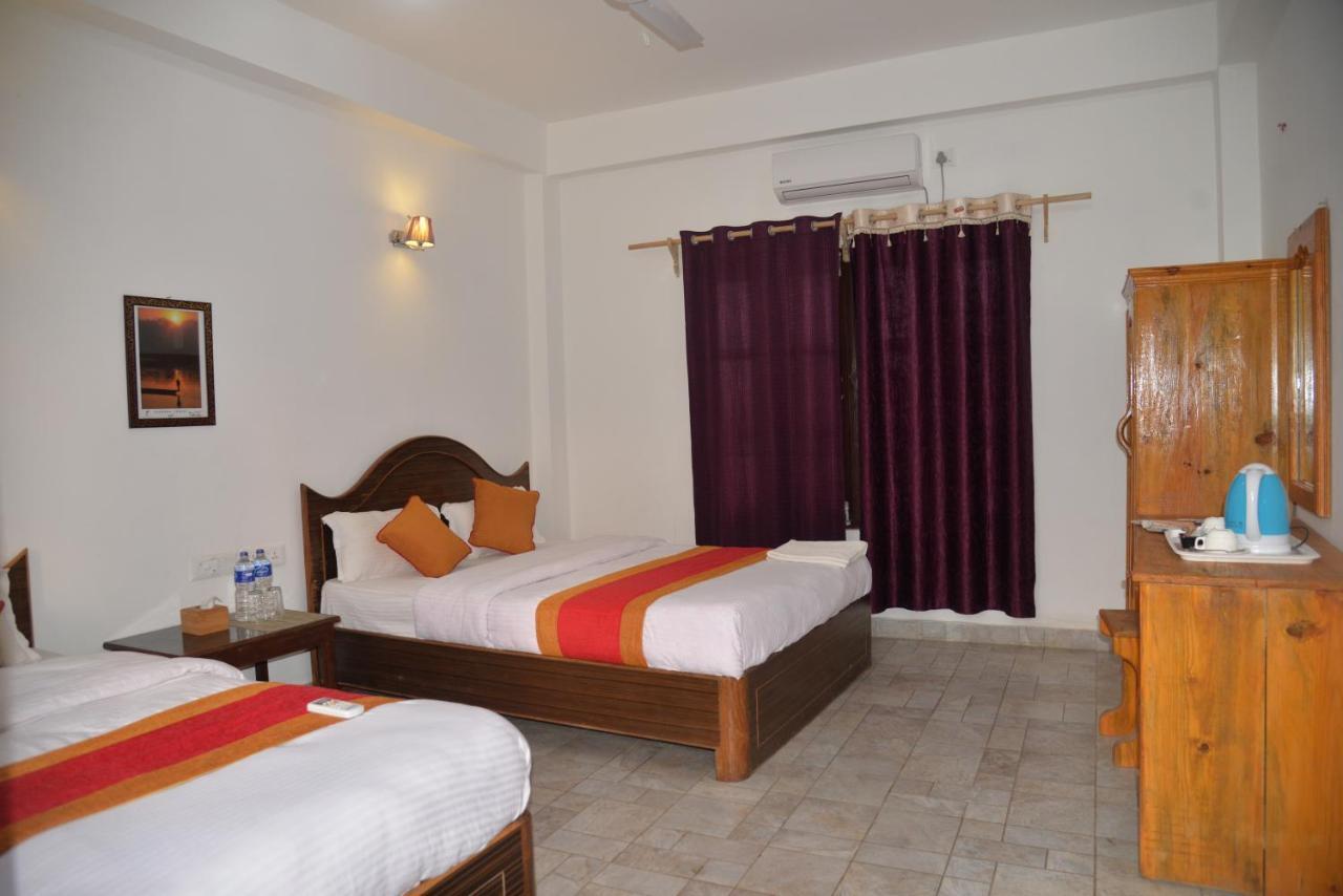 Hotel Chitwan Park Village Саураха Экстерьер фото